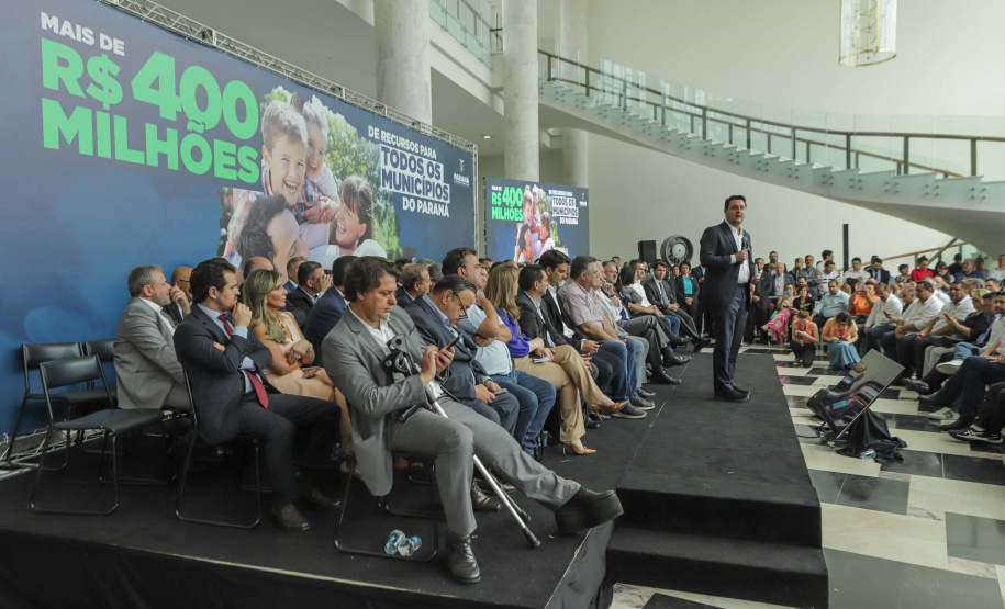 Curitibam 25 de setembro de 2023 - O governador Carlos Massa Ratinho Jr. realiza encontro com prefeitos e entrega mais de R$ 400 milhões em melhorias às cidades paranaenses.