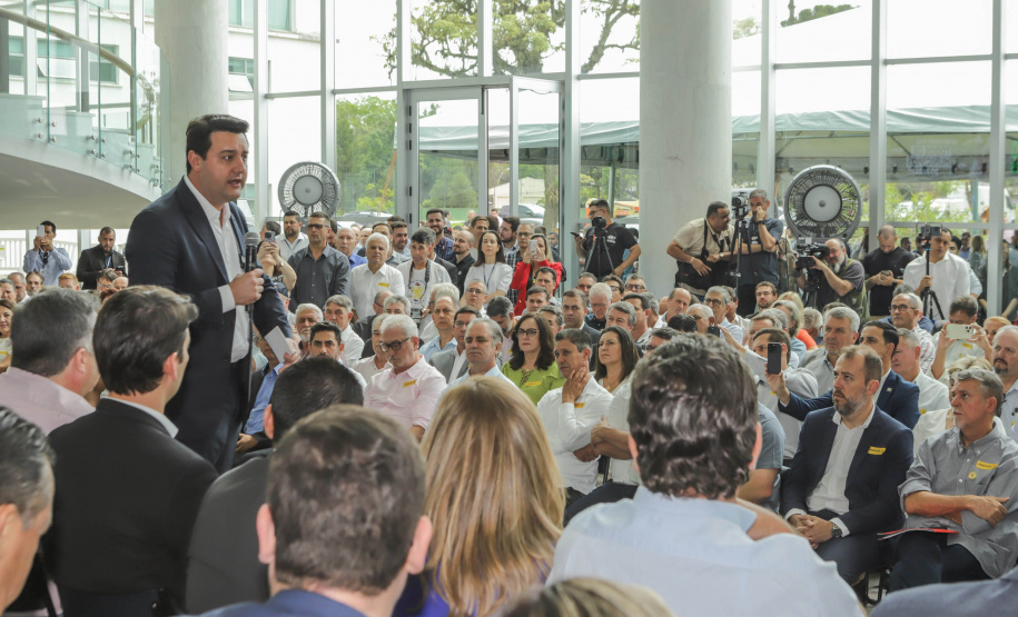 Curitibam 25 de setembro de 2023 - O governador Carlos Massa Ratinho Jr. realiza encontro com prefeitos e entrega mais de R$ 400 milhões em melhorias às cidades paranaenses.