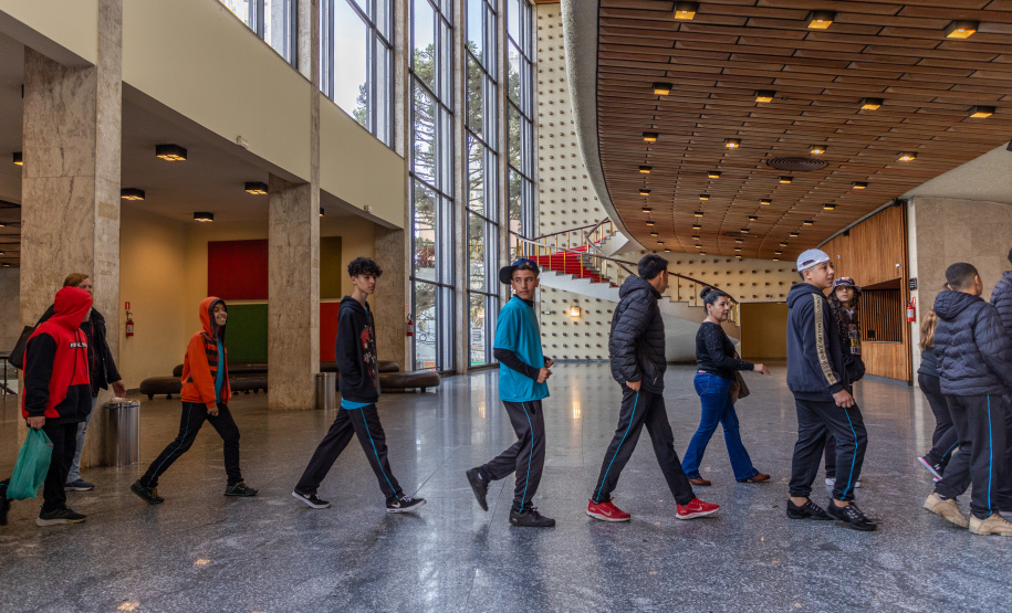 Alunos de escolas públicas assistem concerto cívico da orquestra sinfônica do Paraná
