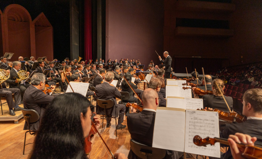 Alunos de escolas públicas assistem concerto cívico da orquestra sinfônica do Paraná