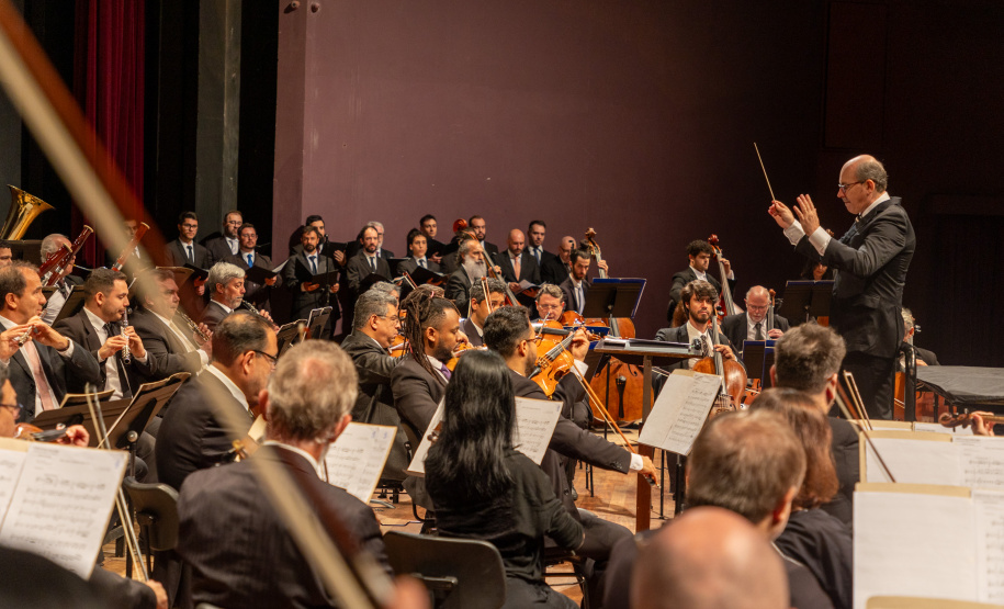 Alunos de escolas públicas assistem concerto cívico da orquestra sinfônica do Paraná
