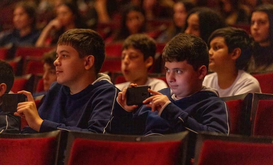 Alunos de escolas públicas assistem concerto cívico da orquestra sinfônica do Paraná