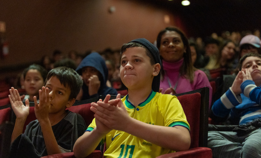 Alunos de escolas públicas assistem concerto cívico da orquestra sinfônica do Paraná