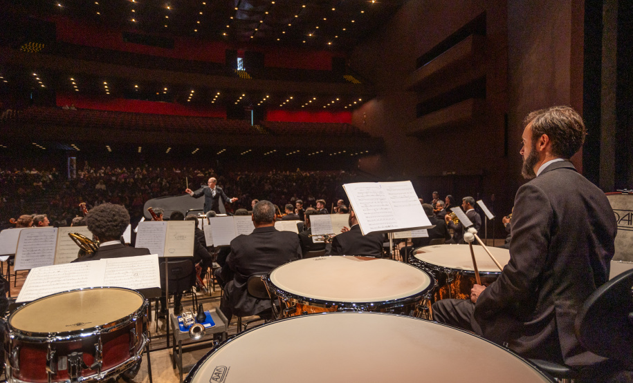 Alunos de escolas públicas assistem concerto cívico da orquestra sinfônica do Paraná
