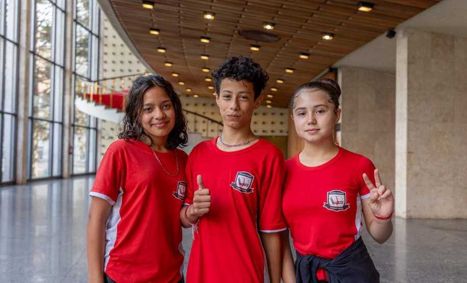 Alunos de escolas públicas assistem concerto cívico da orquestra sinfônica do Paraná