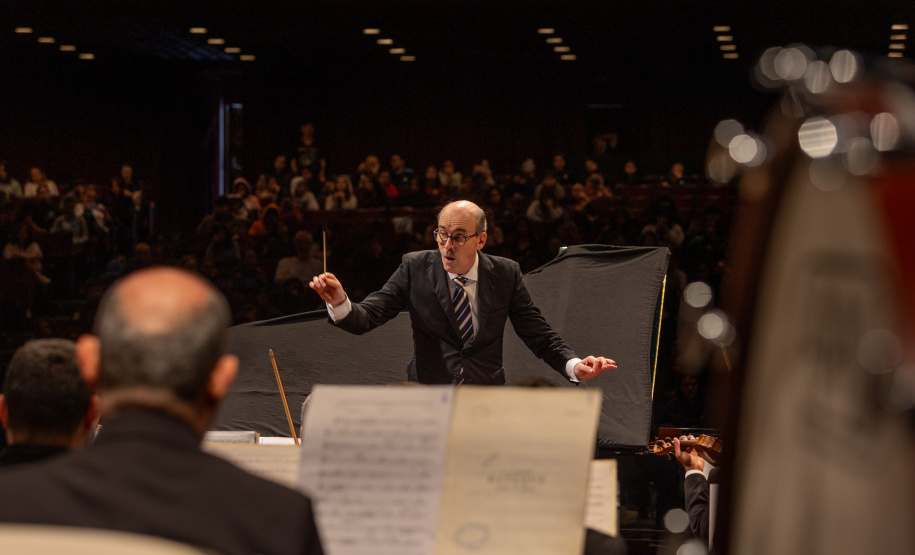 Alunos de escolas públicas assistem concerto cívico da orquestra sinfônica do Paraná