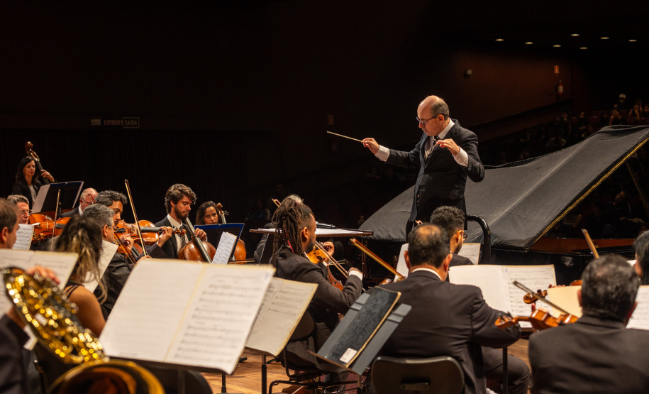 Alunos de escolas públicas assistem concerto cívico da orquestra sinfônica do Paraná