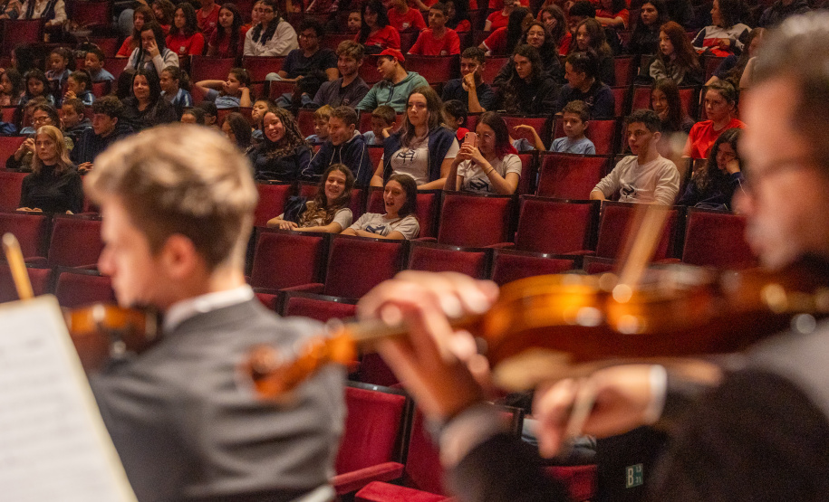 Alunos de escolas públicas assistem concerto cívico da orquestra sinfônica do Paraná