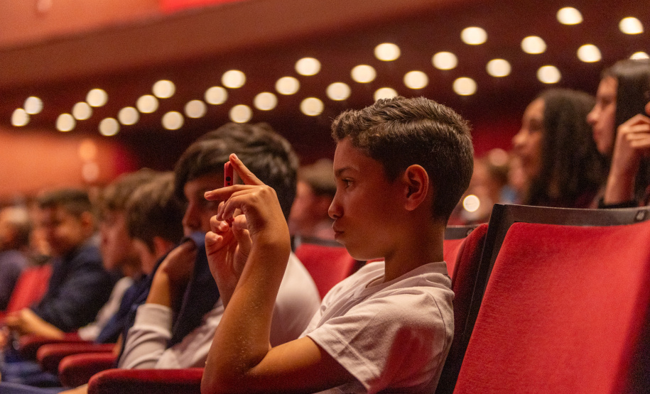 Alunos de escolas públicas assistem concerto cívico da orquestra sinfônica do Paraná