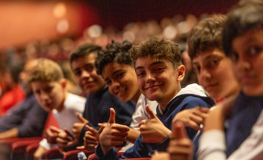 Alunos de escolas públicas assistem concerto cívico da orquestra sinfônica do Paraná