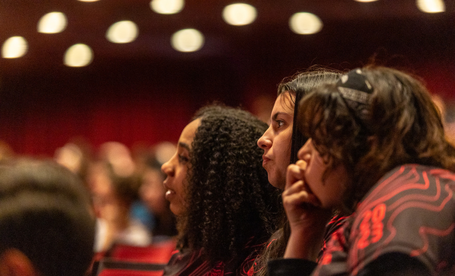 Alunos de escolas públicas assistem concerto cívico da orquestra sinfônica do Paraná