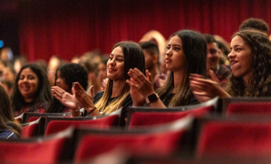 Alunos de escolas públicas assistem concerto cívico da orquestra sinfônica do Paraná
