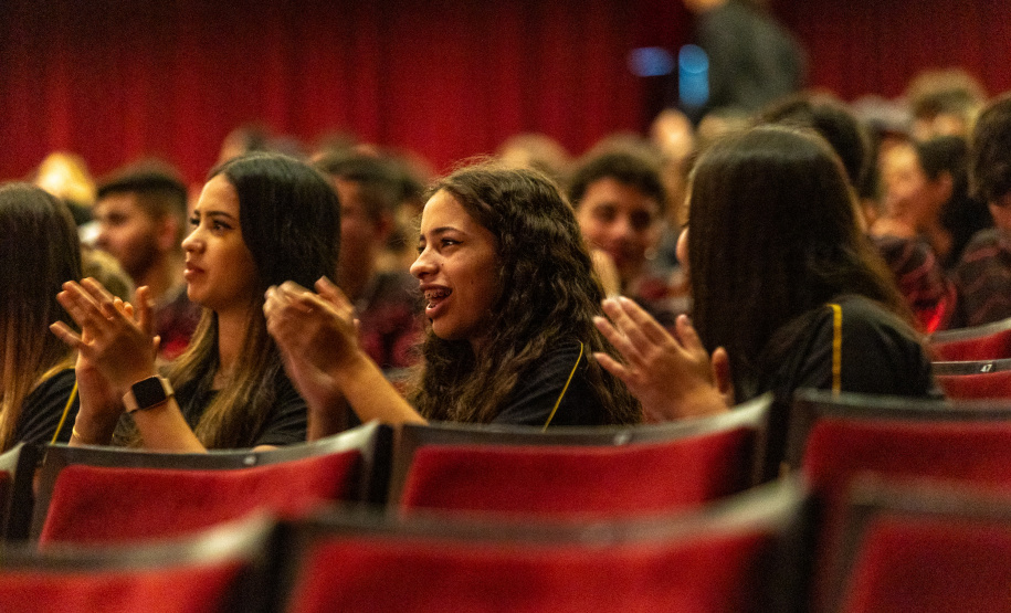 Alunos de escolas públicas assistem concerto cívico da orquestra sinfônica do Paraná