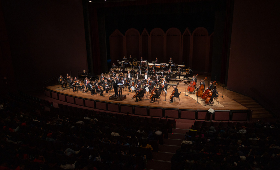 Alunos de escolas públicas assistem concerto cívico da orquestra sinfônica do Paraná