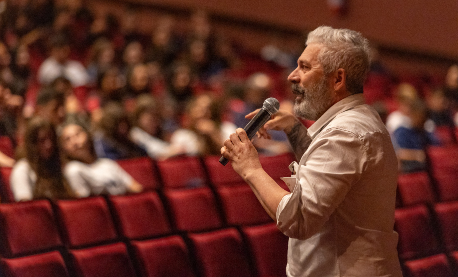 Alunos de escolas públicas assistem concerto cívico da orquestra sinfônica do Paraná