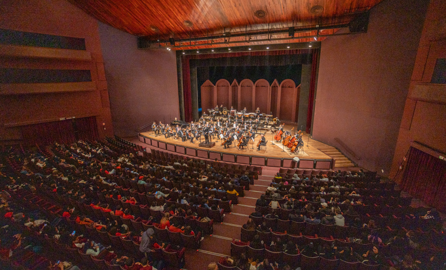 Alunos de escolas públicas assistem concerto cívico da orquestra sinfônica do Paraná