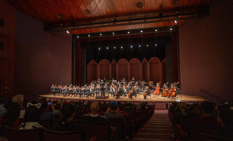 Alunos de escolas públicas assistem concerto cívico da orquestra sinfônica do Paraná