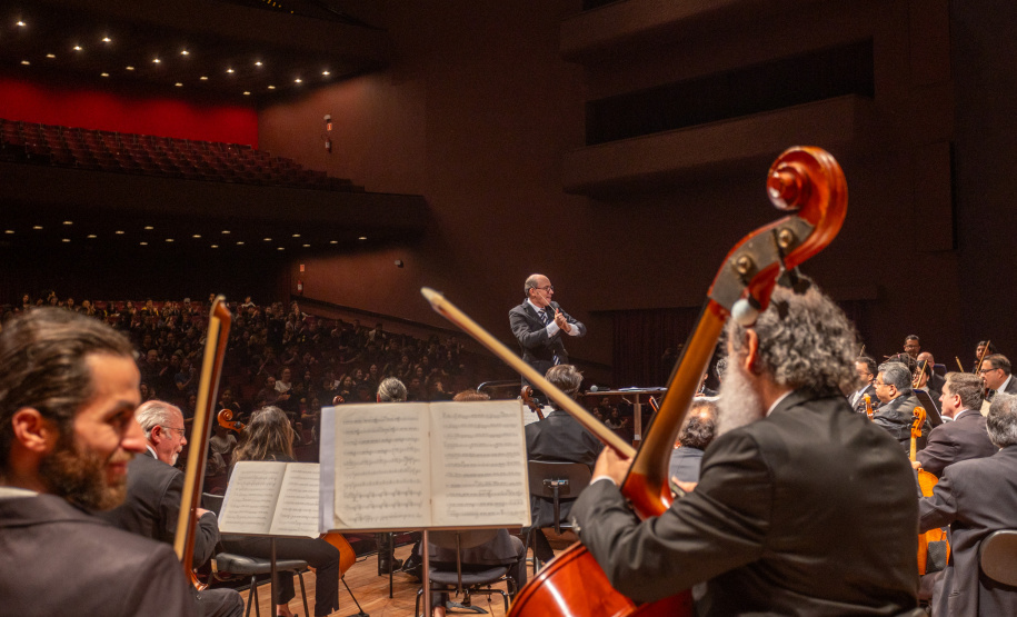 Alunos de escolas públicas assistem concerto cívico da orquestra sinfônica do Paraná