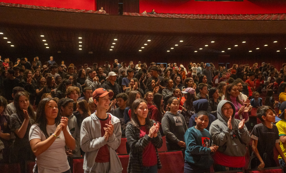 Alunos de escolas públicas assistem concerto cívico da orquestra sinfônica do Paraná
