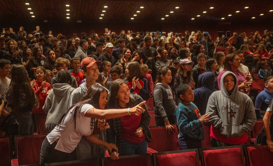 Alunos de escolas públicas assistem concerto cívico da orquestra sinfônica do Paraná