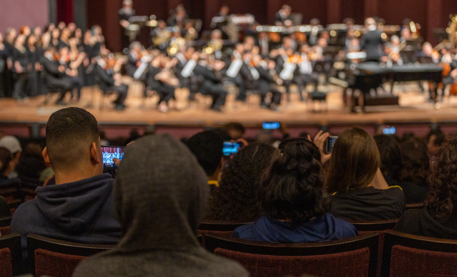 Alunos de escolas públicas assistem concerto cívico da orquestra sinfônica do Paraná