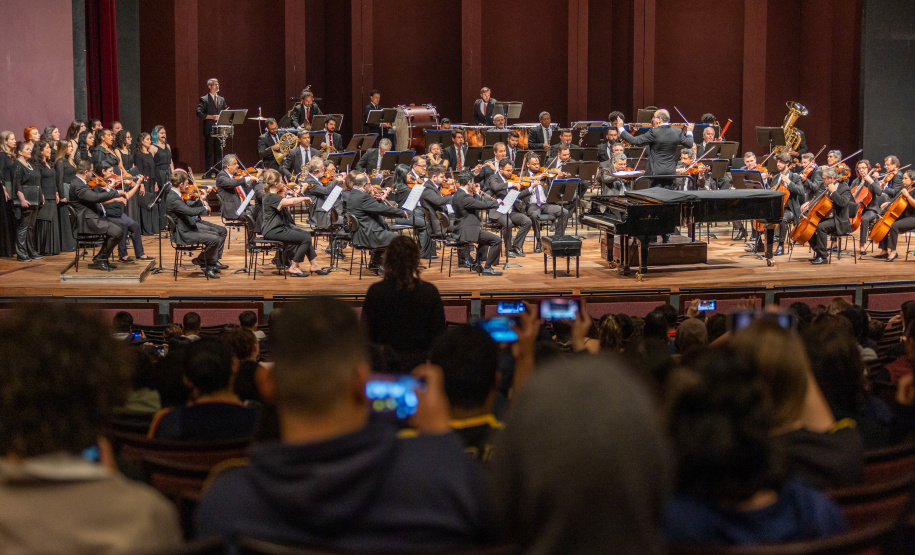 Alunos de escolas públicas assistem concerto cívico da orquestra sinfônica do Paraná