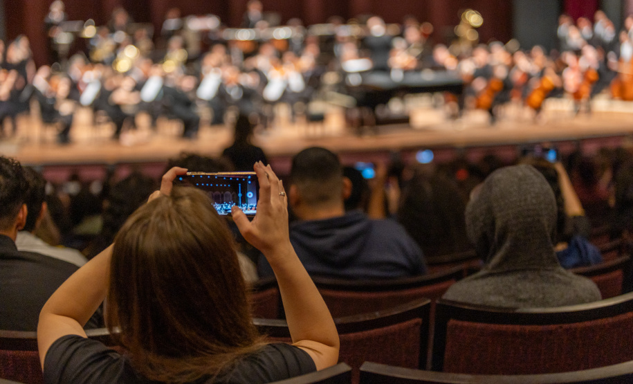 Alunos de escolas públicas assistem concerto cívico da orquestra sinfônica do Paraná