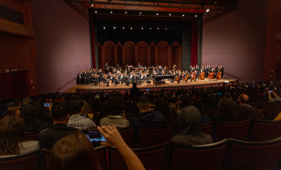 Alunos de escolas públicas assistem concerto cívico da orquestra sinfônica do Paraná