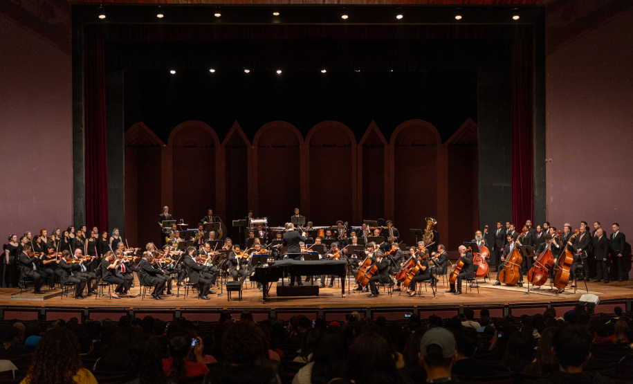 Alunos de escolas públicas assistem concerto cívico da orquestra sinfônica do Paraná
