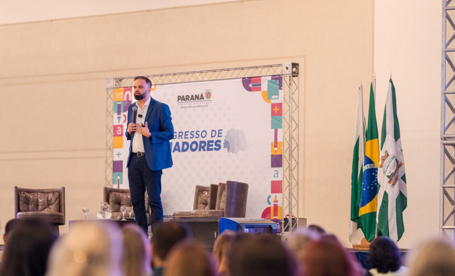 Educação reúne 800 educadores em encontro de formação continuada em Foz do Iguaçu
