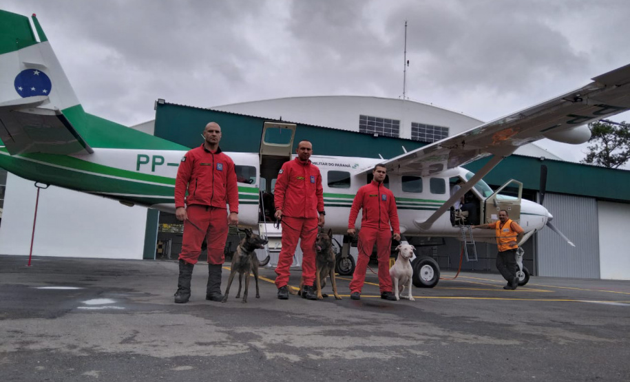 Bombeiros e cães do Paraná embarcaram neste sábado para ajudar o Rio Grande do Sul