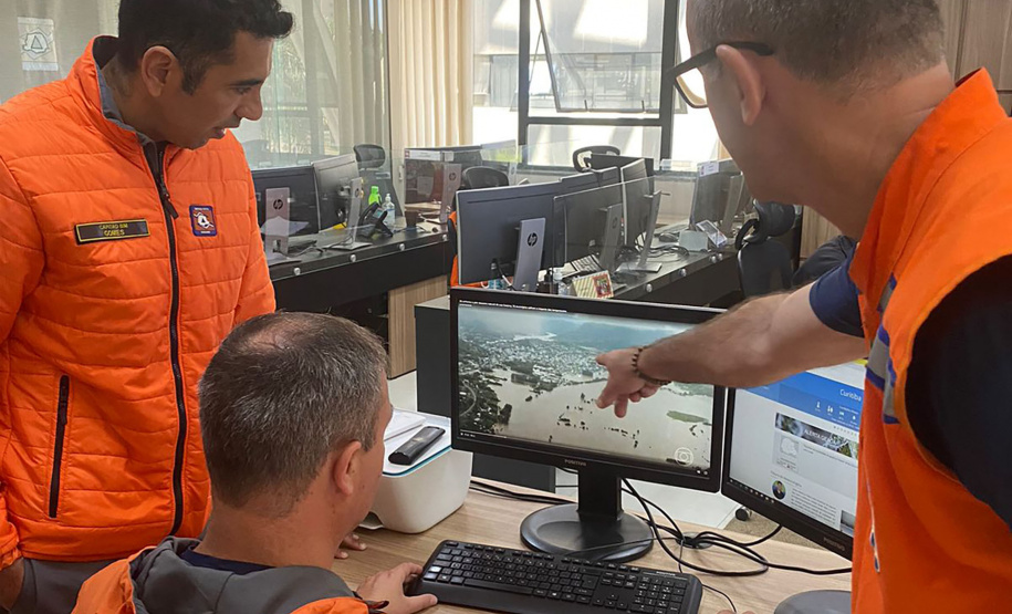 INTEGRANTES DA DEFESA CIVIL DO PARANÁ AUXILIARÃO NOS PROCESSOS DE CALAMIDADE PÚBLICA DO RIO GRANDE DO SUL