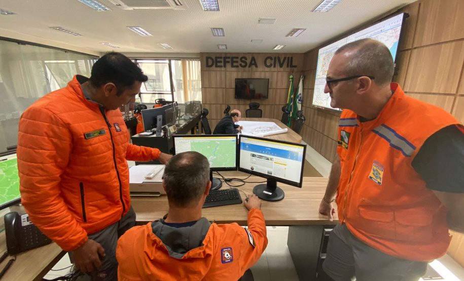 INTEGRANTES DA DEFESA CIVIL DO PARANÁ AUXILIARÃO NOS PROCESSOS DE CALAMIDADE PÚBLICA DO RIO GRANDE DO SUL