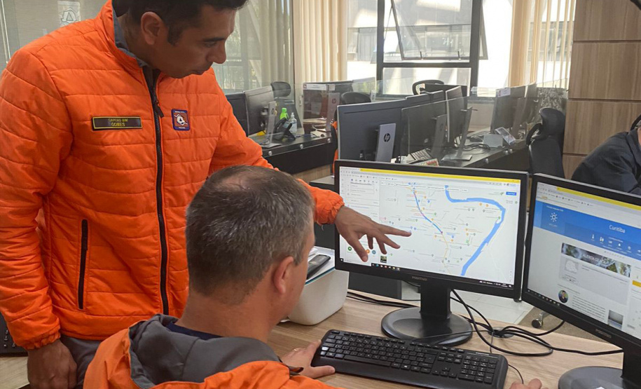 INTEGRANTES DA DEFESA CIVIL DO PARANÁ AUXILIARÃO NOS PROCESSOS DE CALAMIDADE PÚBLICA DO RIO GRANDE DO SUL