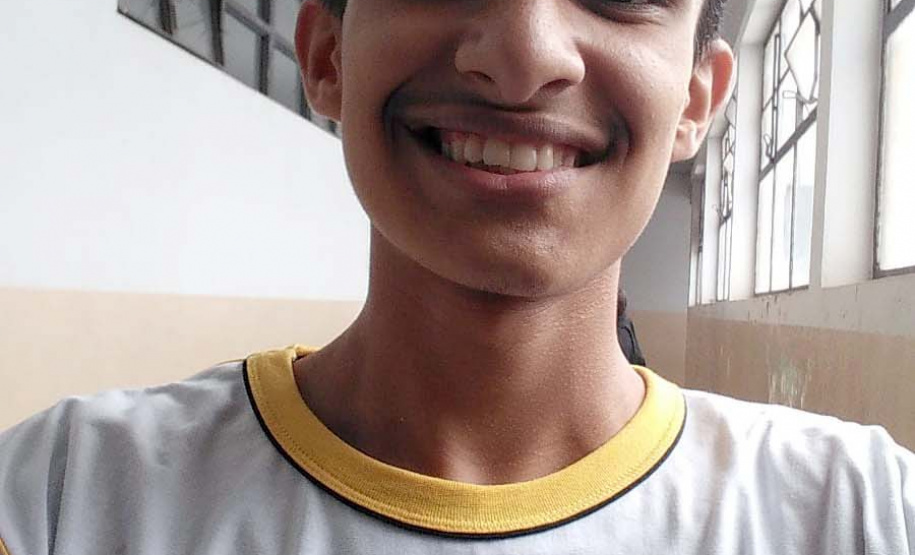 Alunos de Curitiba dão entrada na documentação para retirada do passaporta