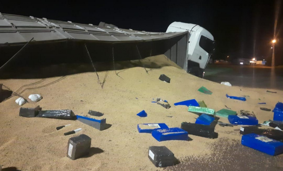 Polícia Militar encontra 3,2 toneladas de maconha em carreta tombada em Cascavel