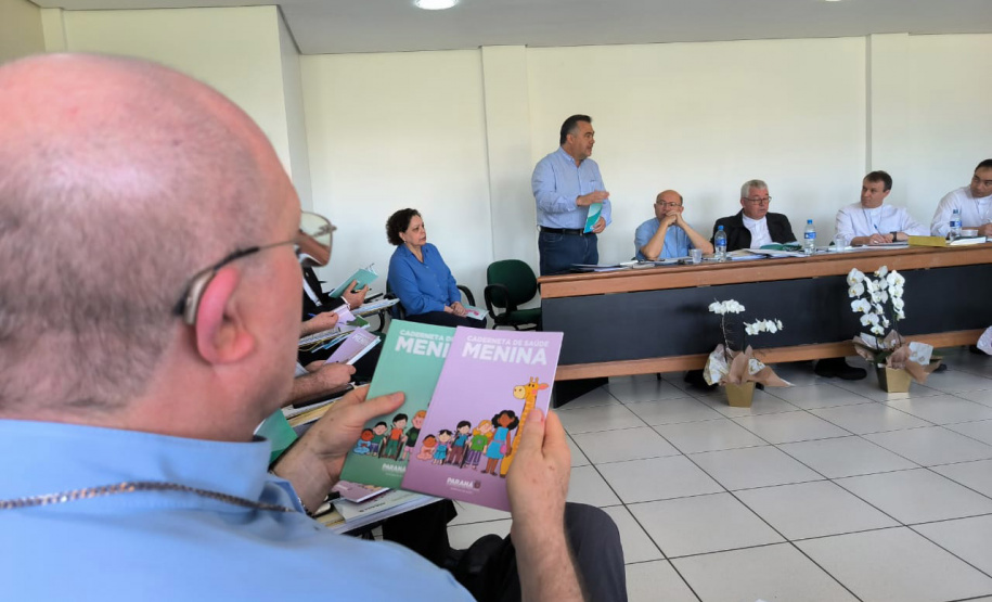 Secretário Estadual da Saúde destaca importância da vacinação e combate a dengue em encontro com bispos do Paraná