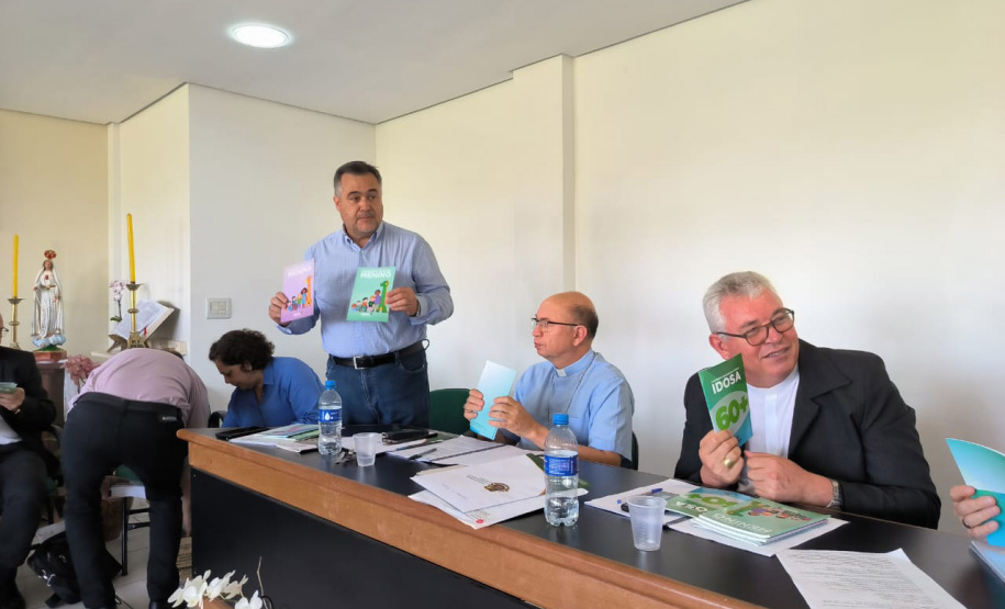 Secretário Estadual da Saúde destaca importância da vacinação e combate a dengue em encontro com bispos do Paraná