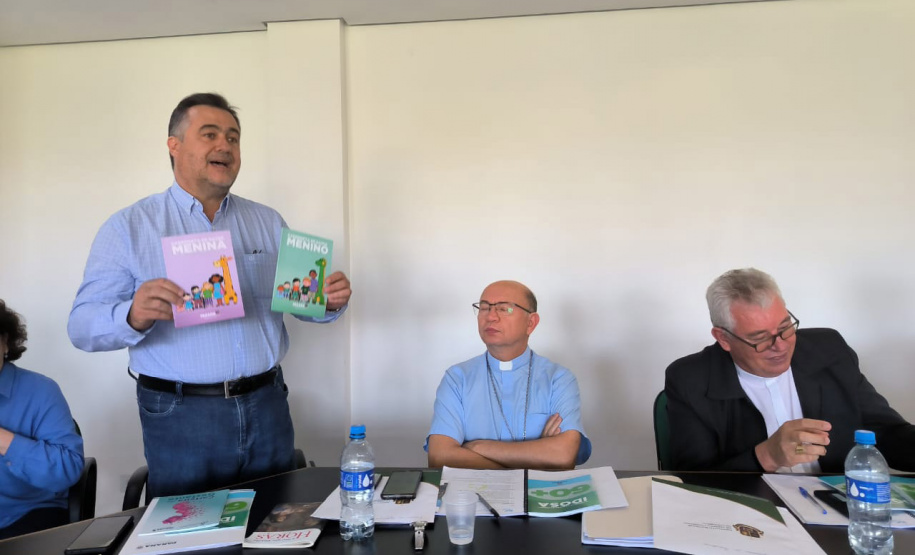 Secretário Estadual da Saúde destaca importância da vacinação e combate a dengue em encontro com bispos do Paraná