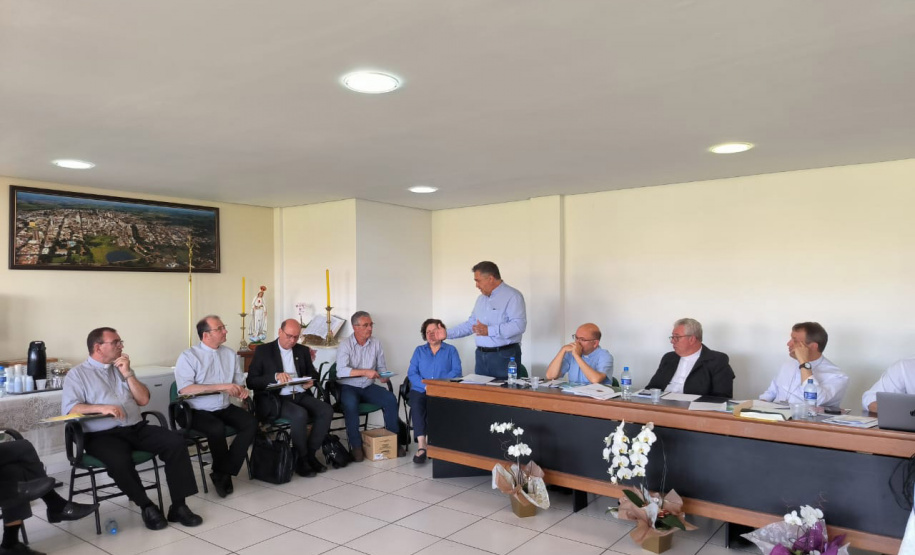 Secretário Estadual da Saúde destaca importância da vacinação e combate a dengue em encontro com bispos do Paraná