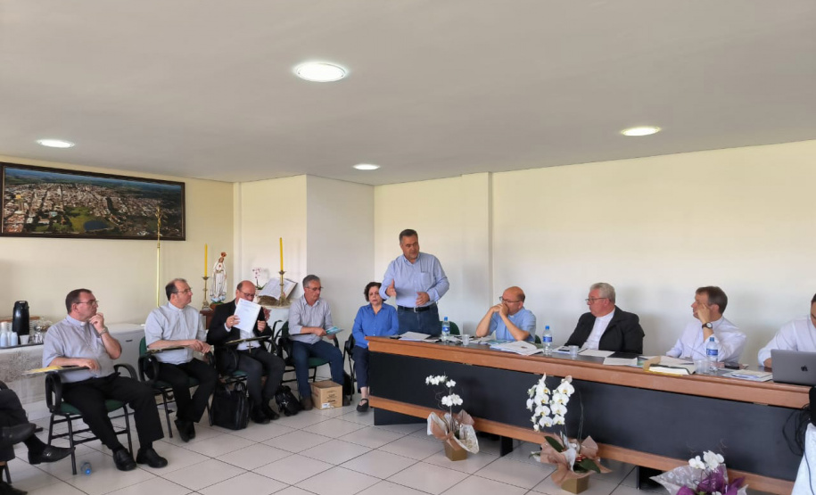 Secretário Estadual da Saúde destaca importância da vacinação e combate a dengue em encontro com bispos do Paraná