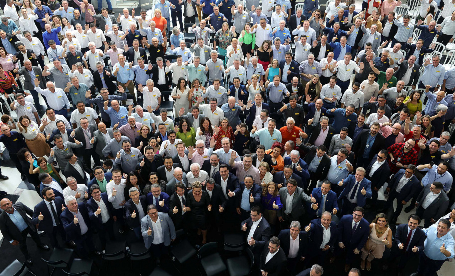 O governador Carlos Massa Ratinho Jr. realiza encontro com prefeitos e entrega mais de R$ 400 milhões em melhorias às cidades paranaenses.