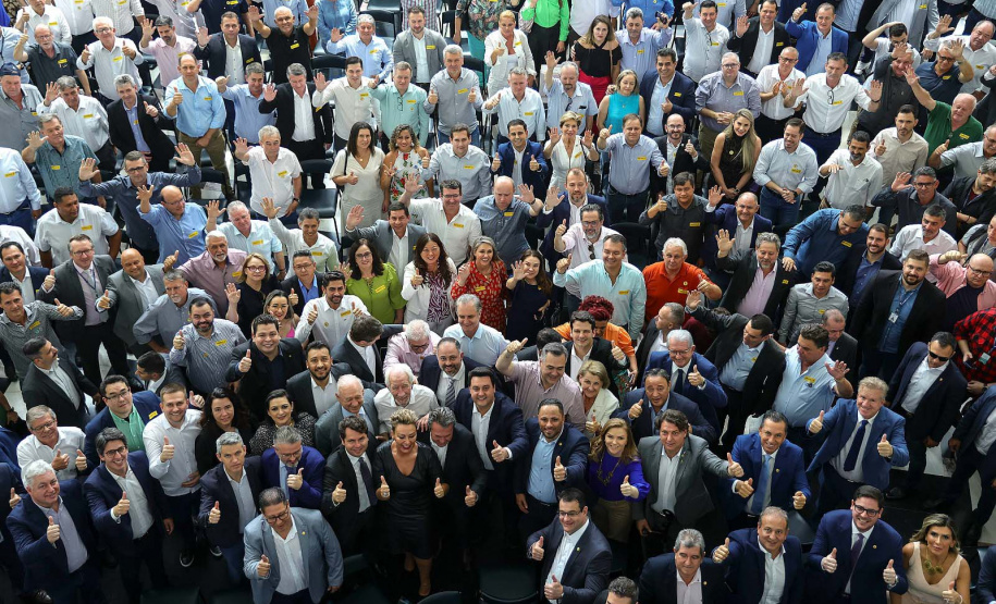 O governador Carlos Massa Ratinho Jr. realiza encontro com prefeitos e entrega mais de R$ 400 milhões em melhorias às cidades paranaenses.