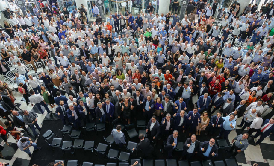 O governador Carlos Massa Ratinho Jr. realiza encontro com prefeitos e entrega mais de R$ 400 milhões em melhorias às cidades paranaenses.