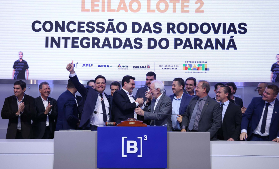 A disputa do Lote 2 do novo pacote de concessões rodoviárias do Paraná aconteceu na sede da B3, a Bolsa de Valores, em São Paulo, com a participação do governador Carlos Massa Ratinho Junior e do ministro dos Transportes, Renan Filho.