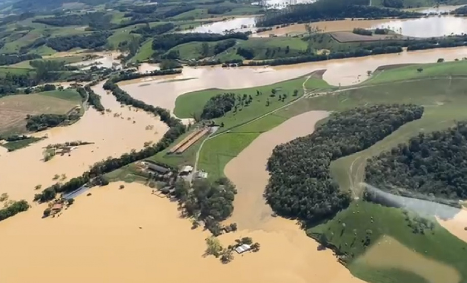 Paraná está ajudando nos atendimentos em Santa Catarina com equipe aérea e helicóptero