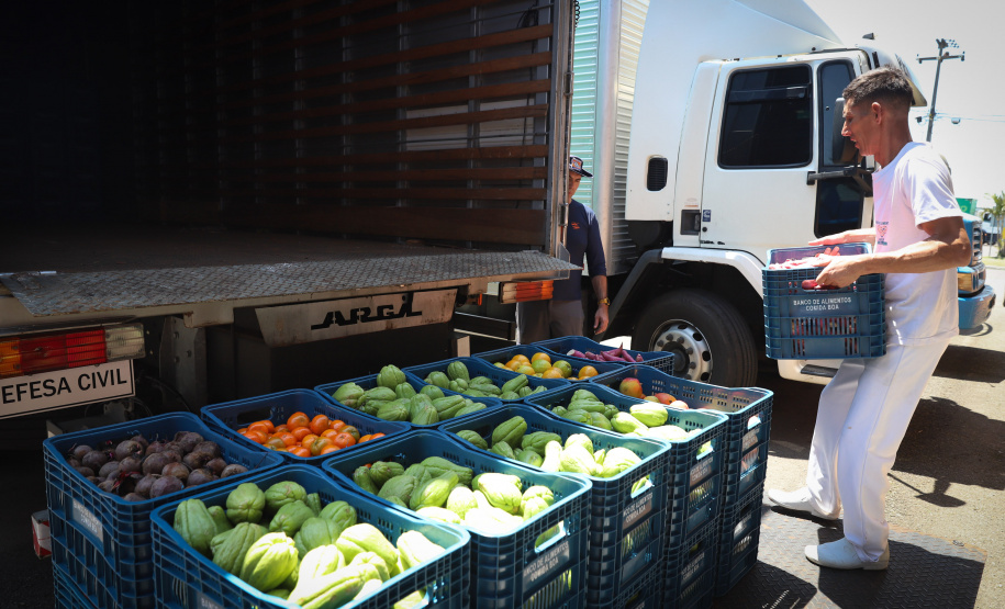A Ceasa de Curitiba envia nesta quarta-feira (11) 12 toneladas de alimentos para Rio Negro e União da Vitória, cidades atingidas pelas chuvas e cheias nos rios no último final de semana.