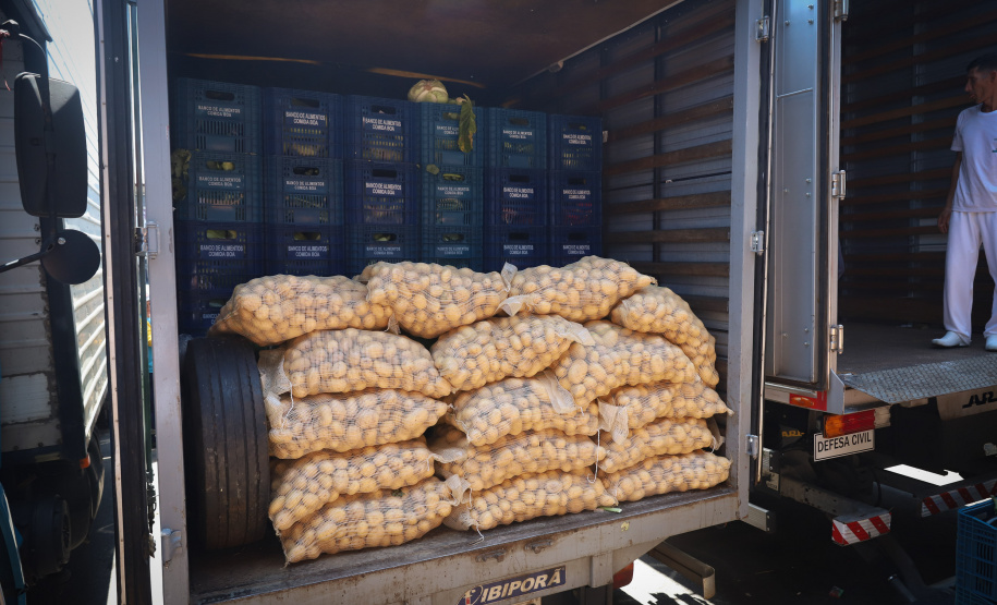 A Ceasa de Curitiba envia nesta quarta-feira (11) 12 toneladas de alimentos para Rio Negro e União da Vitória, cidades atingidas pelas chuvas e cheias nos rios no último final de semana.