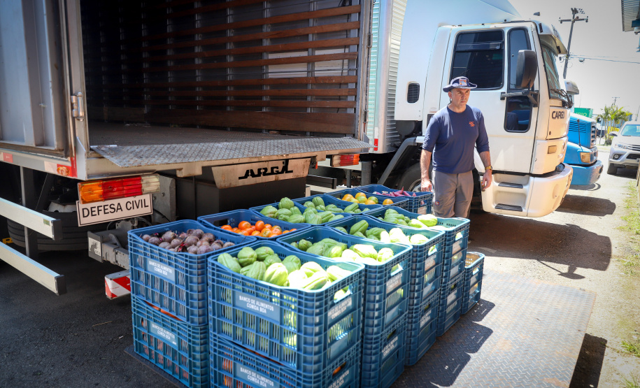 A Ceasa de Curitiba envia nesta quarta-feira (11) 12 toneladas de alimentos para Rio Negro e União da Vitória, cidades atingidas pelas chuvas e cheias nos rios no último final de semana.
