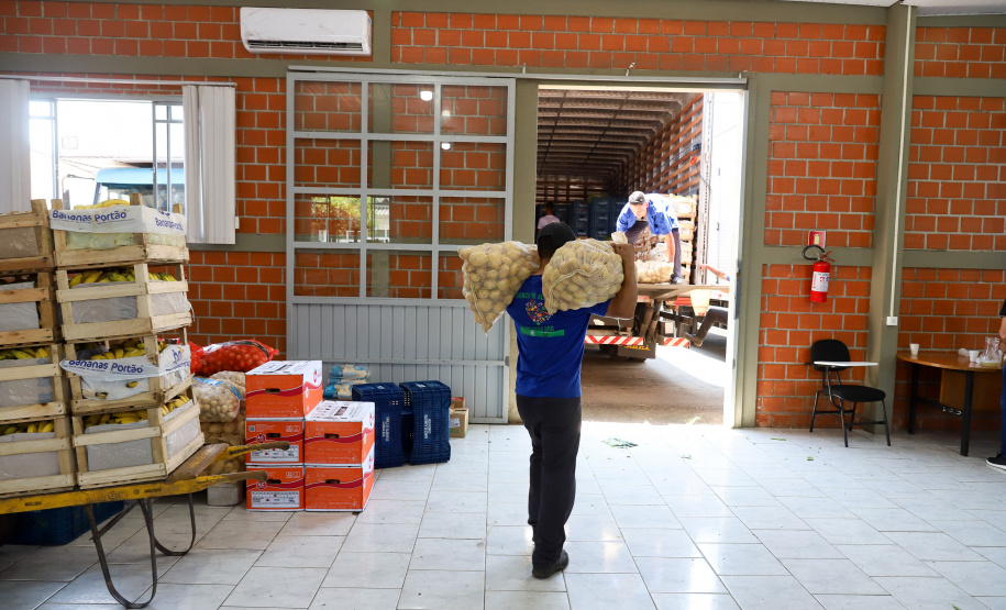 A Ceasa de Curitiba envia nesta quarta-feira (11) 12 toneladas de alimentos para Rio Negro e União da Vitória, cidades atingidas pelas chuvas e cheias nos rios no último final de semana.